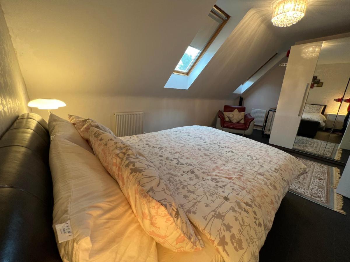 Homestay Centre , Free Wifi & Parking - Private - Shared House *