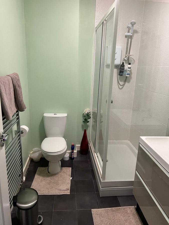 Centre , Free Wifi & Parking - Private - Shared House Homestay Sheffield